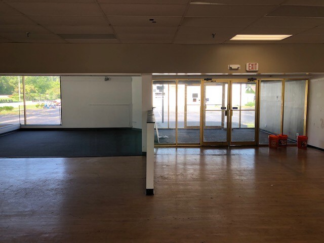 More Photos Of 1000 W Northwest Hwy, Arlington Heights Freestanding For Sale