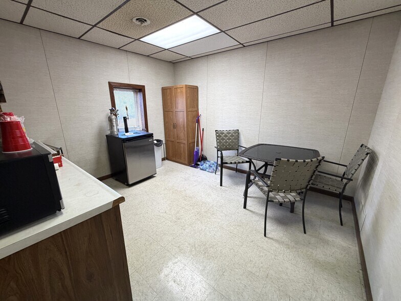 More Photos Of 305 N Mason St, Carrollton Office For Sale
