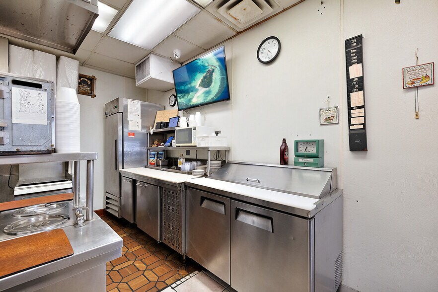 More Photos Of 37116 S Groesbeck Hwy, Clinton Township Restaurant For Sale