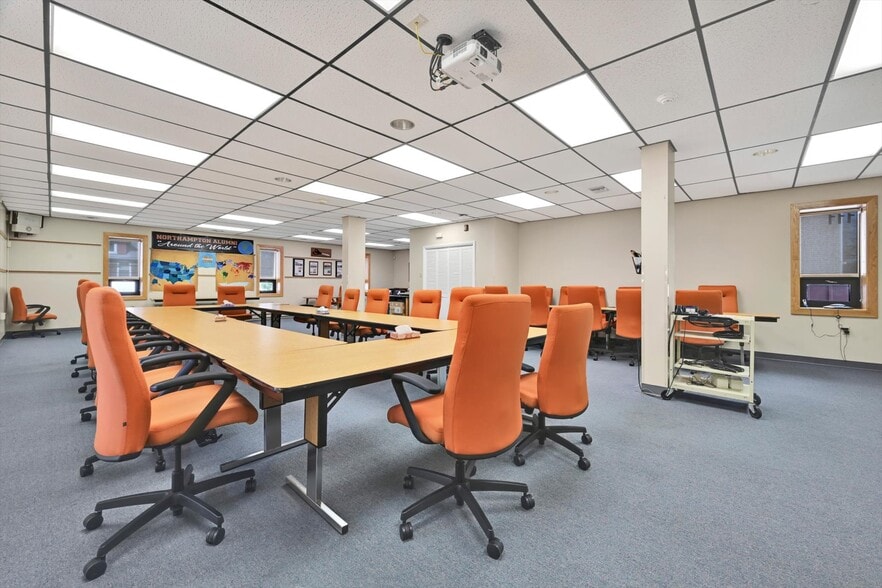More Photos Of 2014 Laubach Ave, Northampton Office For Sale