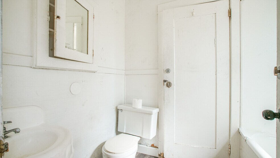 More Photos Of 1111 W 47th St, Los Angeles Apartments For Sale