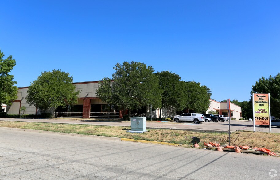 Primary Photo Of 3923 Morse St, Denton Flex For Lease