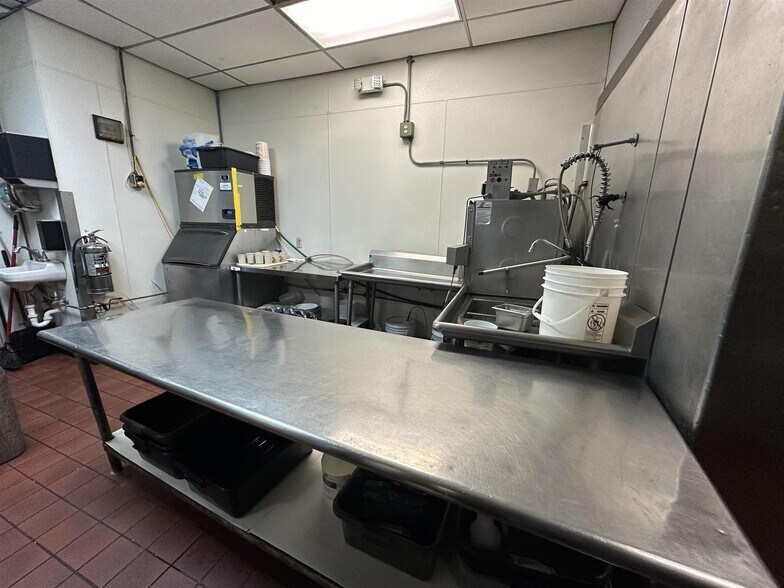 More Photos Of 1427 W Galena Ave, Freeport Freestanding For Sale