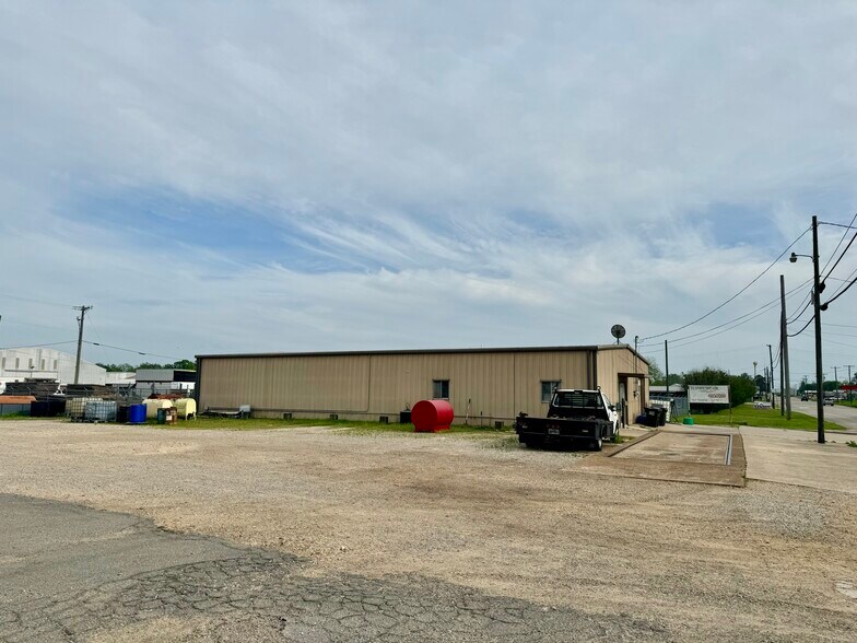 More Photos Of 1425 S Church St, Paris Freestanding For Sale