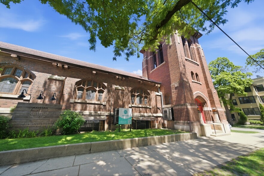 More Photos Of 1244 W Thorndale Ave, Chicago Specialty For Sale
