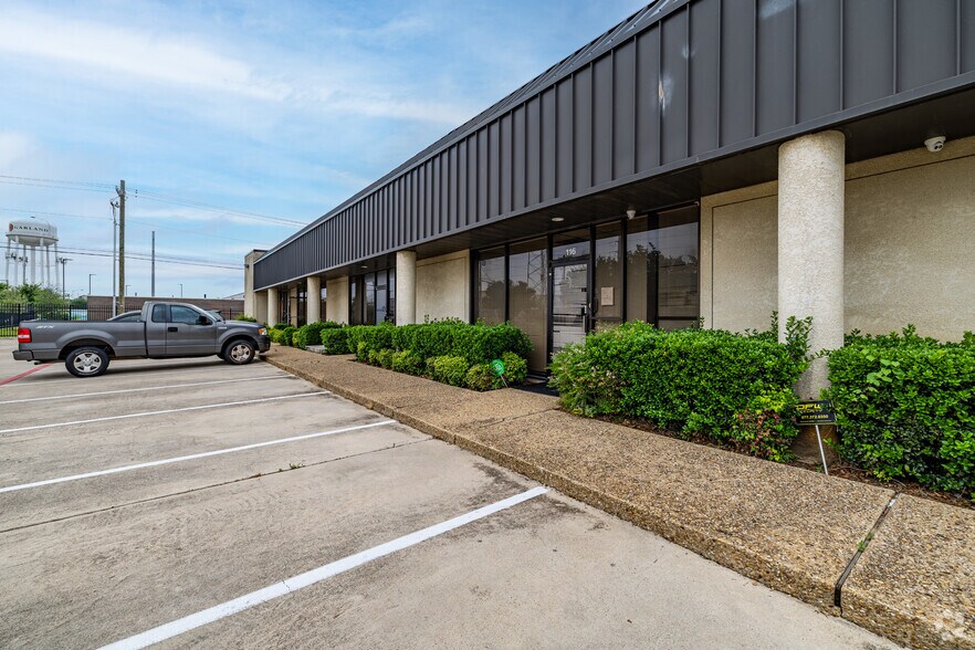 More Photos Of 325 Gold St, Garland Warehouse For Lease