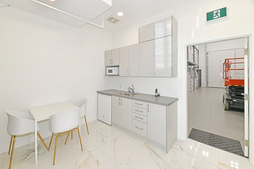 More Photos Of 200 Mostar St, Whitchurch-Stouffville Light Distribution For Lease