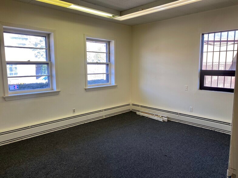 More Photos Of 31 DiCarolis Ct, Hackensack Warehouse For Lease