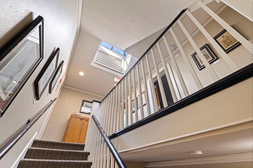 More Photos Of 721 1st Ave N, Saint Petersburg Office For Sale