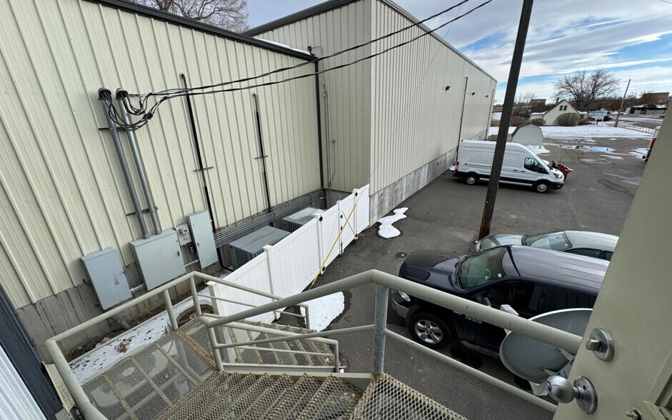 More Photos Of 425 N Broadway Ave, Riverton Light Distribution For Sale