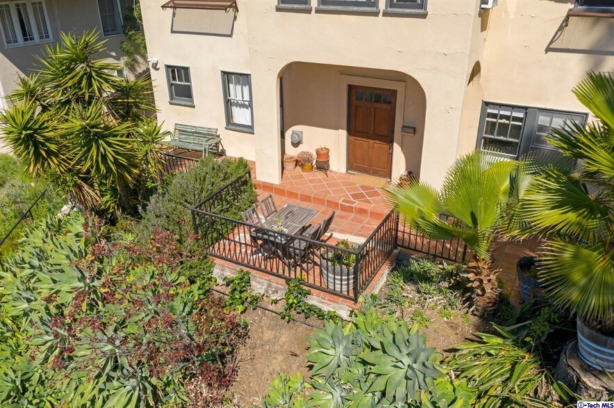 More Photos Of 3201 Hamilton Way, Los Angeles Apartments For Sale