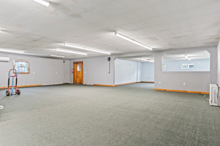 More Photos Of 680 Maine Ave, Farmingdale Storefront Retail Office For Lease