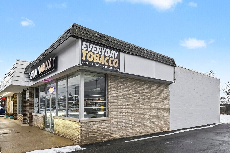 More Photos Of 306 S Cedar St, Mason Freestanding For Lease