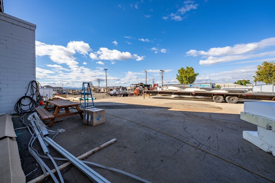 More Photos Of 3811 Crater Lake Hwy, Medford Warehouse For Sale