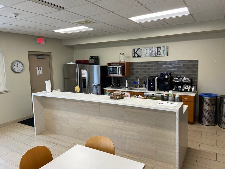More Photos Of 711 Eisenhower Dr, Kimberly Office For Lease