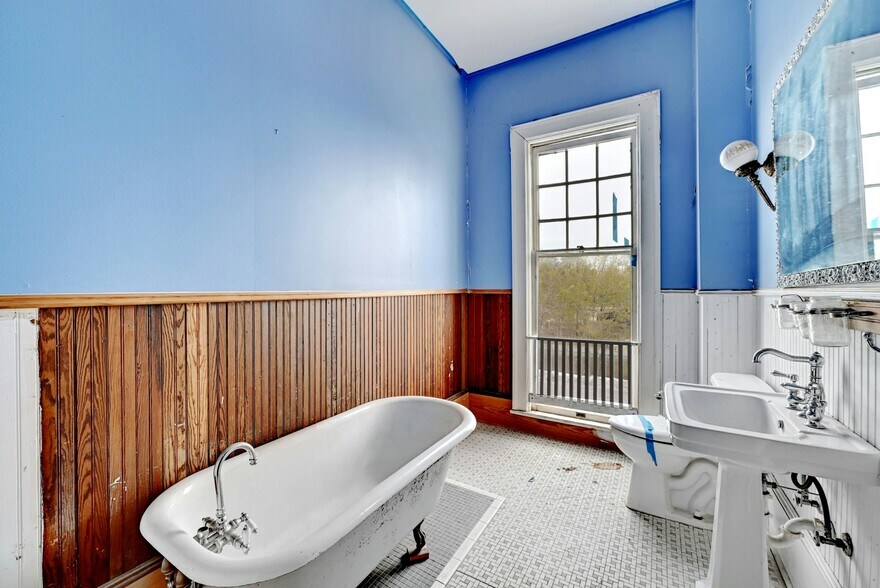 More Photos Of 709 N Lexington St, Manor Specialty For Sale