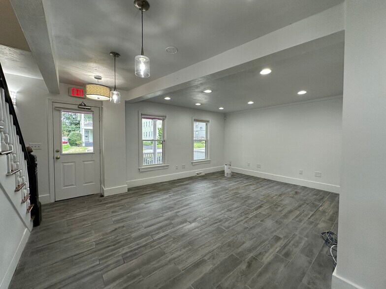 More Photos Of 376 Chandler St, Worcester Freestanding For Lease