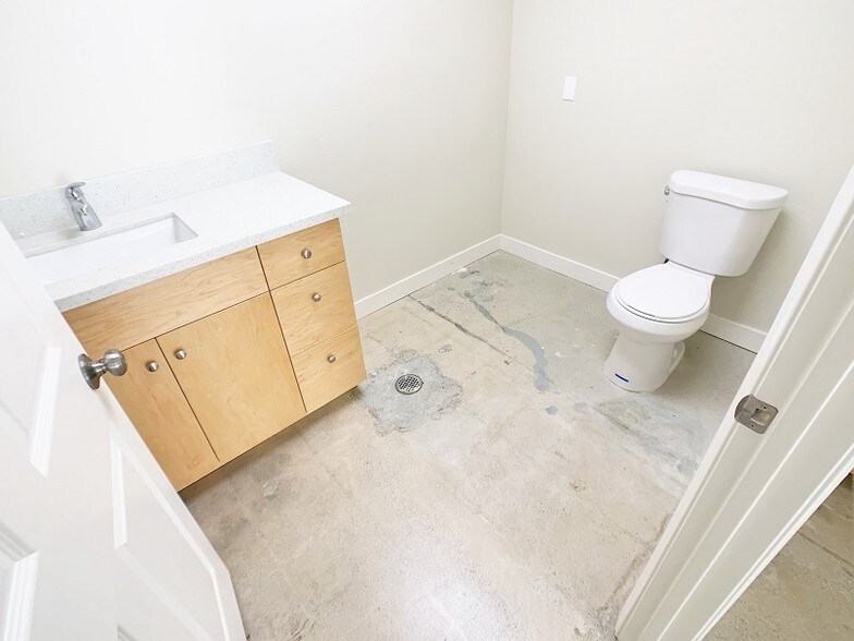 More Photos Of 935 N Vignes St, Los Angeles Auto Dealership For Lease