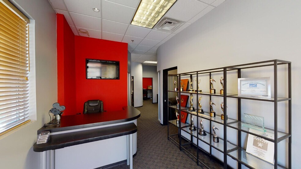 More Photos Of 14201 N Hayden Rd, Scottsdale Showroom For Sale