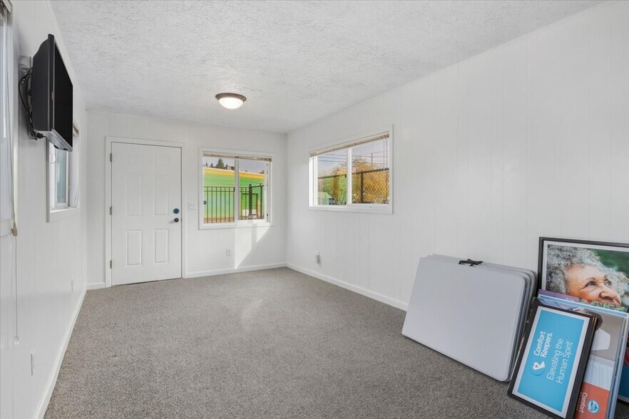 More Photos Of 2115 E 27th St, Vancouver Office For Sale