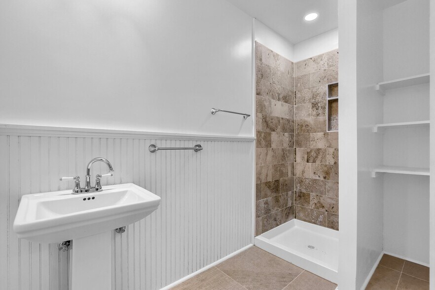 More Photos Of 511 S Travis St, Sherman Office For Sale