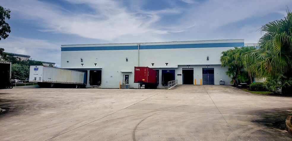 More Photos Of 5001-5035 N Hiatus Rd, Sunrise Warehouse For Lease