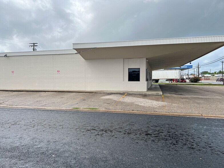 More Photos Of 2112 N Navarro St, Victoria Office For Lease