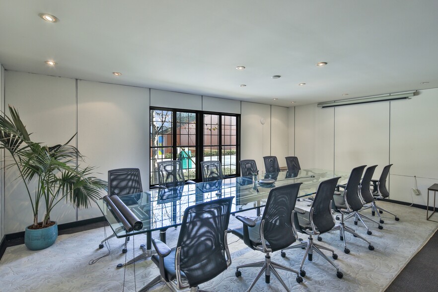 More Photos Of 650 N Robertson Blvd, West Hollywood Loft Creative Space For Lease