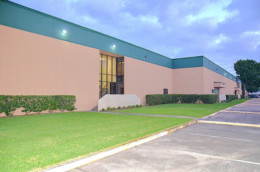 More Photos Of 1741-1749 Stebbins Dr, Houston Warehouse For Lease