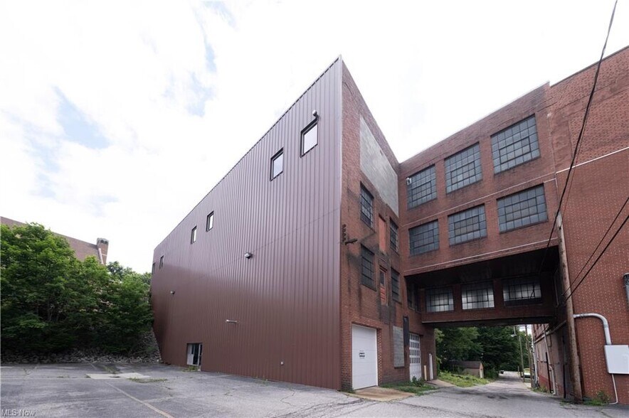 More Photos Of 1439 Sunset Blvd, Steubenville Light Manufacturing For Sale