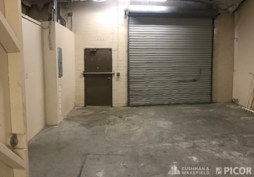 More Photos Of 460-470 W Roger Rd, Tucson Showroom For Lease