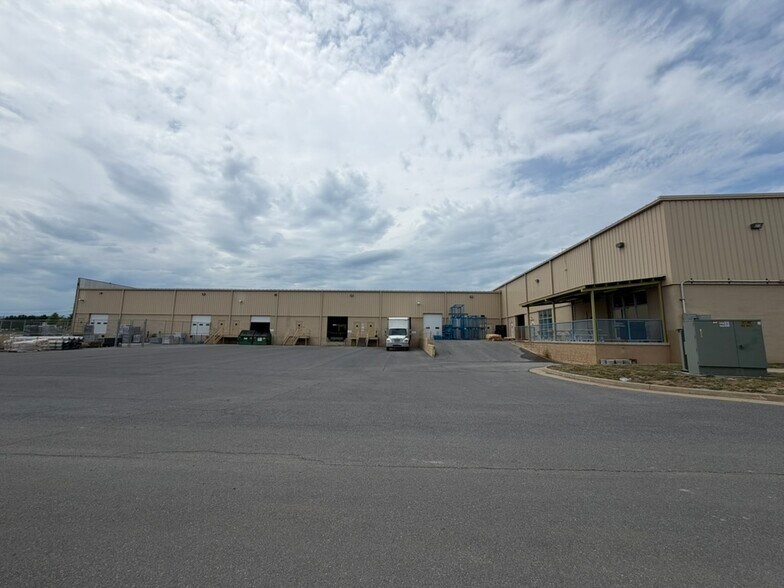 More Photos Of 131 Frogale Ct, Winchester Light Distribution For Lease