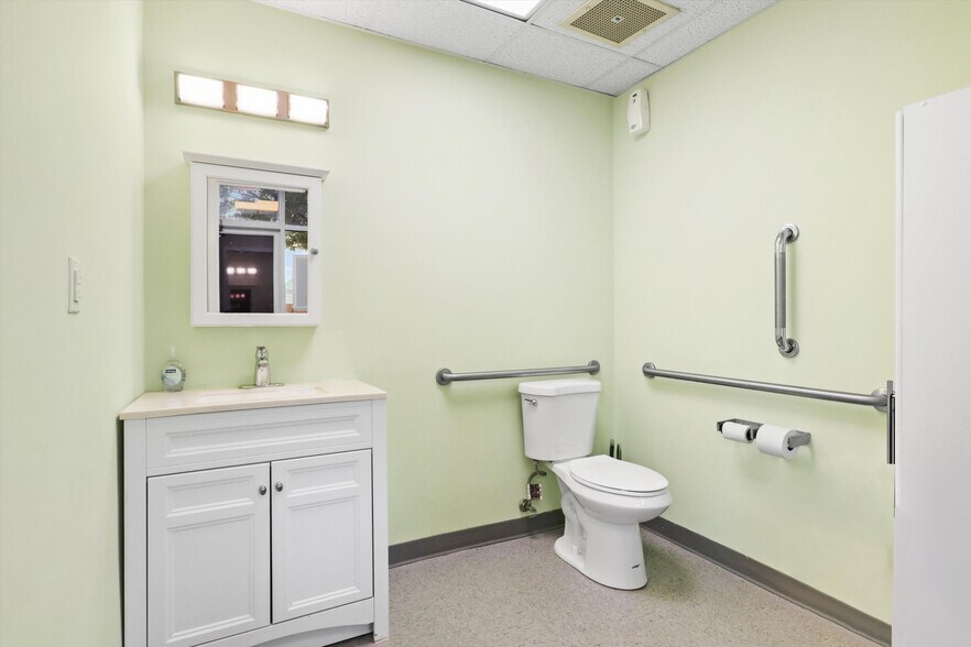 More Photos Of 43053 Pemberton Sq, Chantilly Unknown For Lease