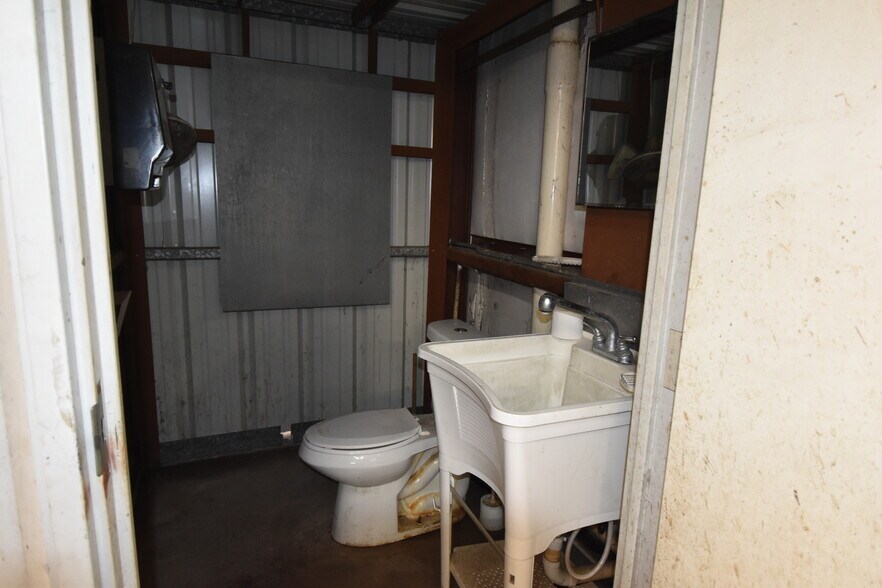 More Photos Of 2201 Chamberlain St, Houston Industrial For Sale