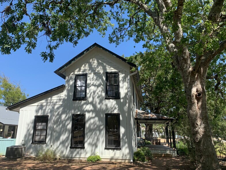 More Photos Of 2201 US Hwy 290 West Building, Dripping Springs Storefront Retail Office For Lease