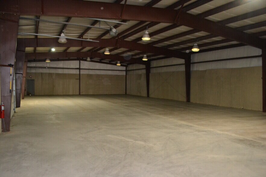 More Photos Of 6002 Saxon Ave, Weston Distribution For Lease