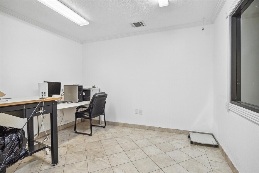 More Photos Of 11126 Timber Crest Dr, Houston Warehouse For Lease