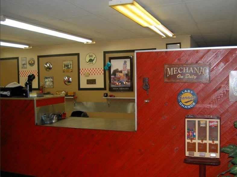 More Photos Of 4652B Jonesboro Rd, Forest Park Specialty For Lease