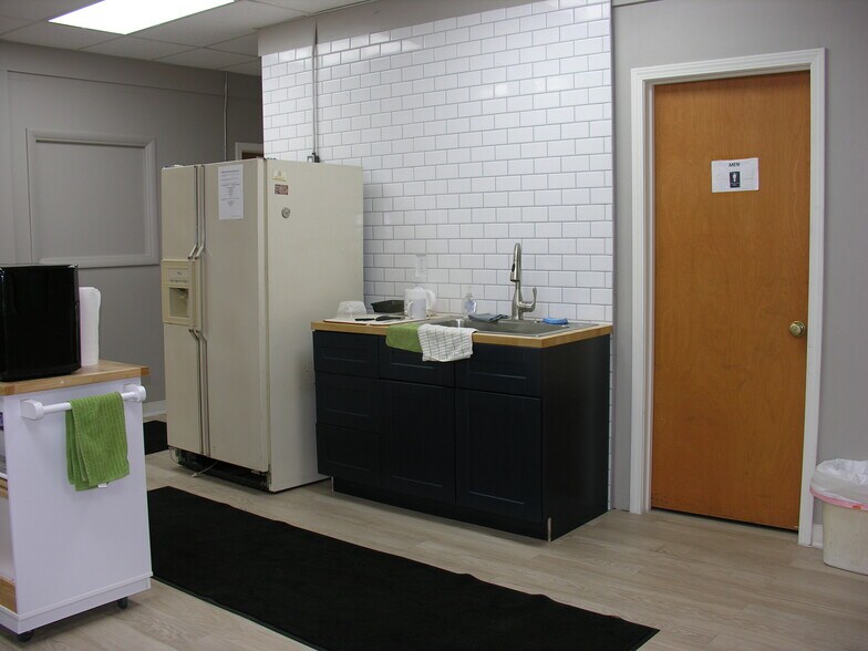 More Photos Of 220 W Wayne St, Kendallville Warehouse For Lease