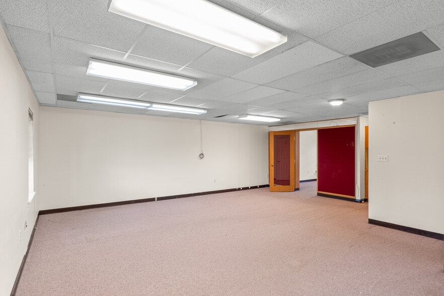 More Photos Of 7003 Kilworth Ln, Springfield Office For Sale