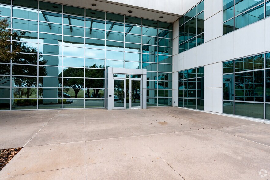 More Photos Of 2301 Eagle Pky, Fort Worth Office For Lease