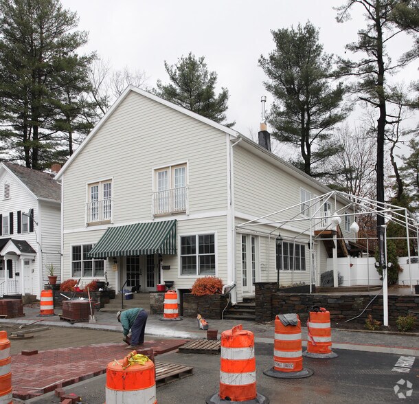 More Photos Of 15 Franklin St, Lenox Restaurant For Lease