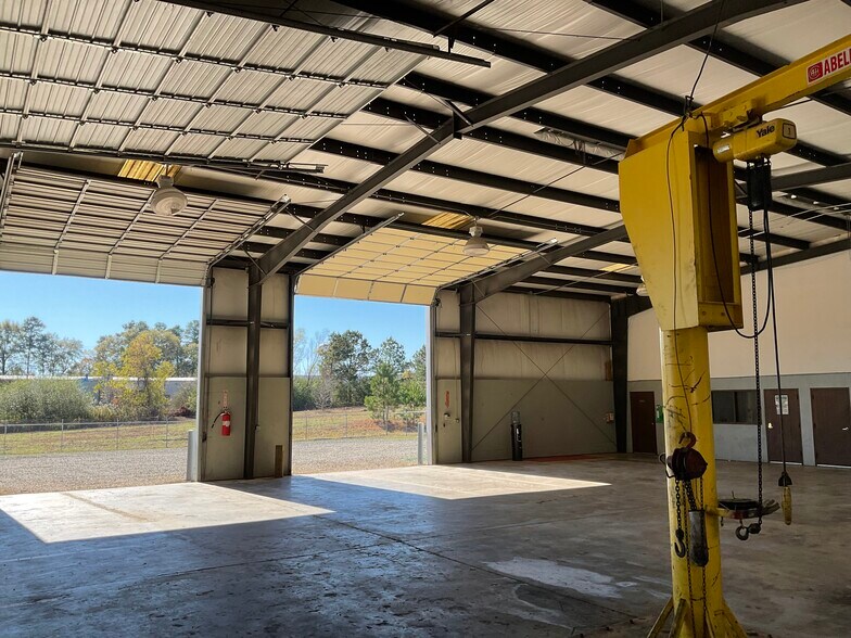 More Photos Of 211 Corporate Dr, Sibley Industrial For Lease