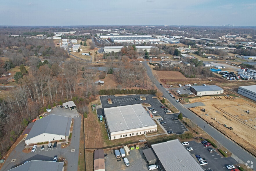 More Photos Of 3064 Salem Industrial Dr, Winston-Salem Office For Lease