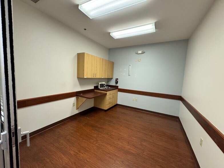 More Photos Of 1215 Dunn Ave, Jacksonville Medical For Lease