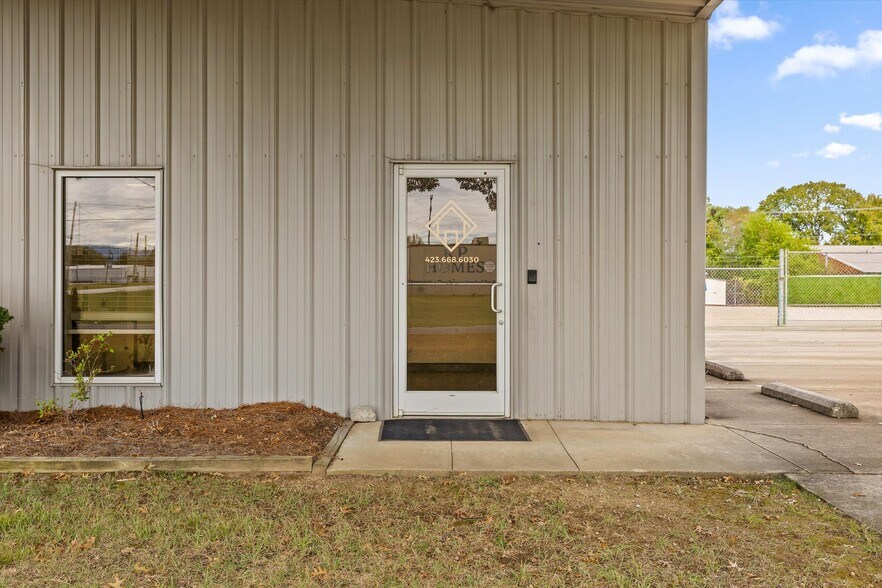 More Photos Of 3200 N Hawthorne St, Chattanooga Flex For Sale