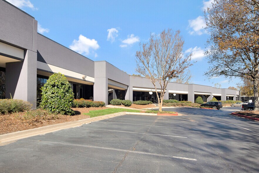 7840 Roswell Rd, Sandy Springs, GA 30350 For Lease