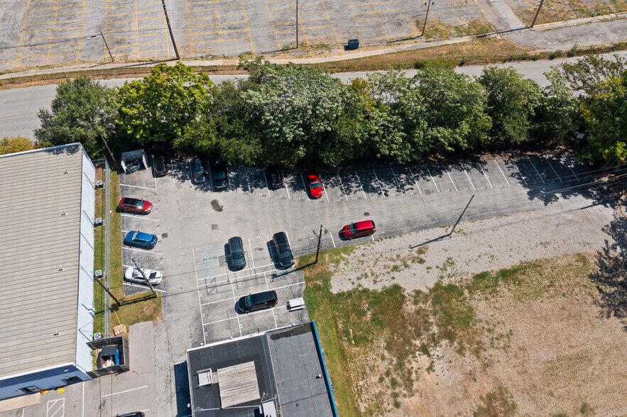 More Photos Of 823 Chadwick St, Indianapolis Storefront Retail Office For Lease