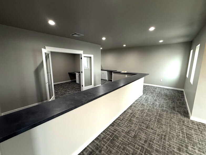 More Photos Of 1619 N Whitley Dr, Fruitland Restaurant For Lease