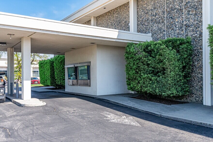 More Photos Of 890 W Lacey Blvd, Hanford Bank For Sale